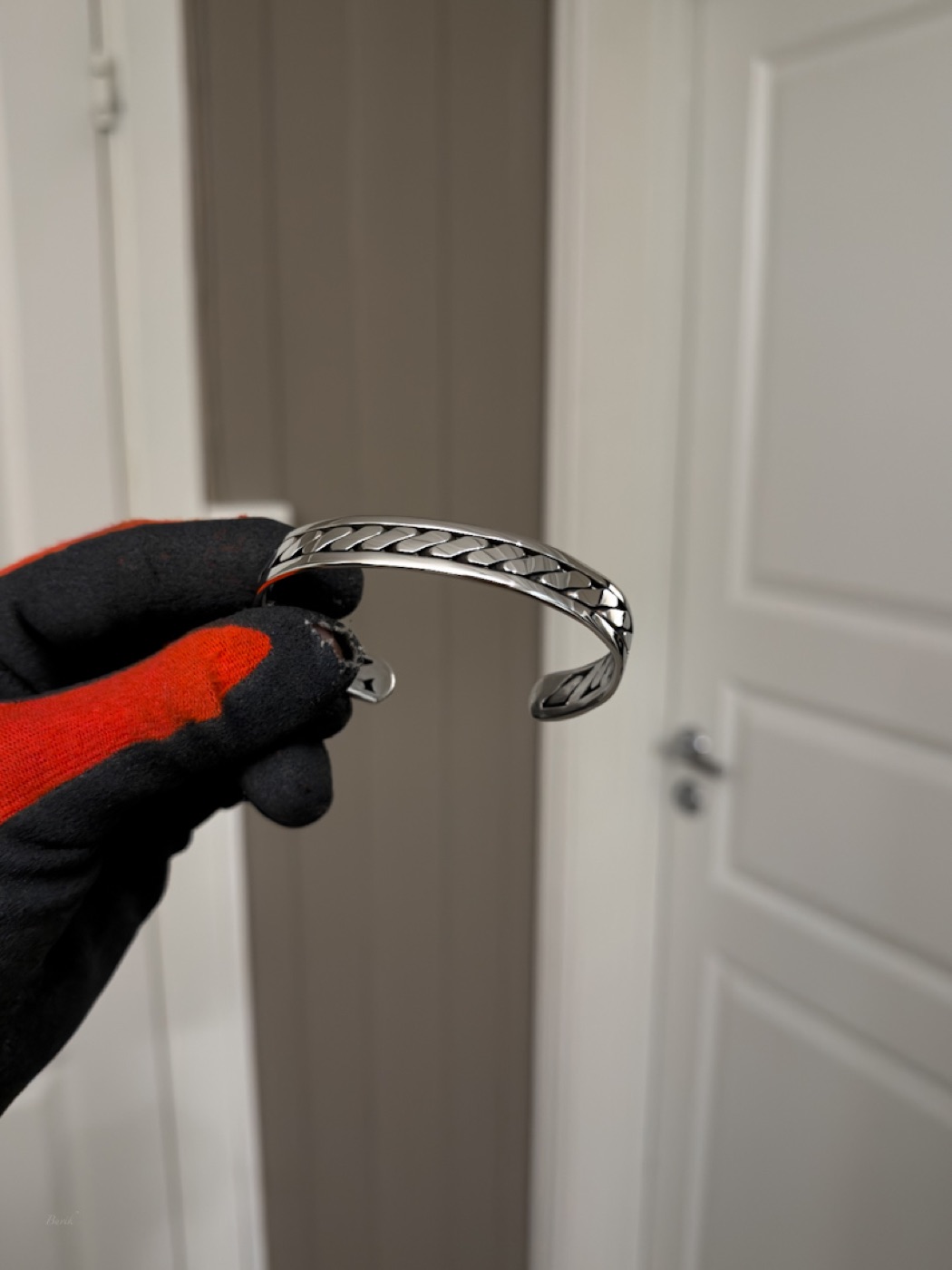 Håndlaget metallarmbånd vist i nærbilde