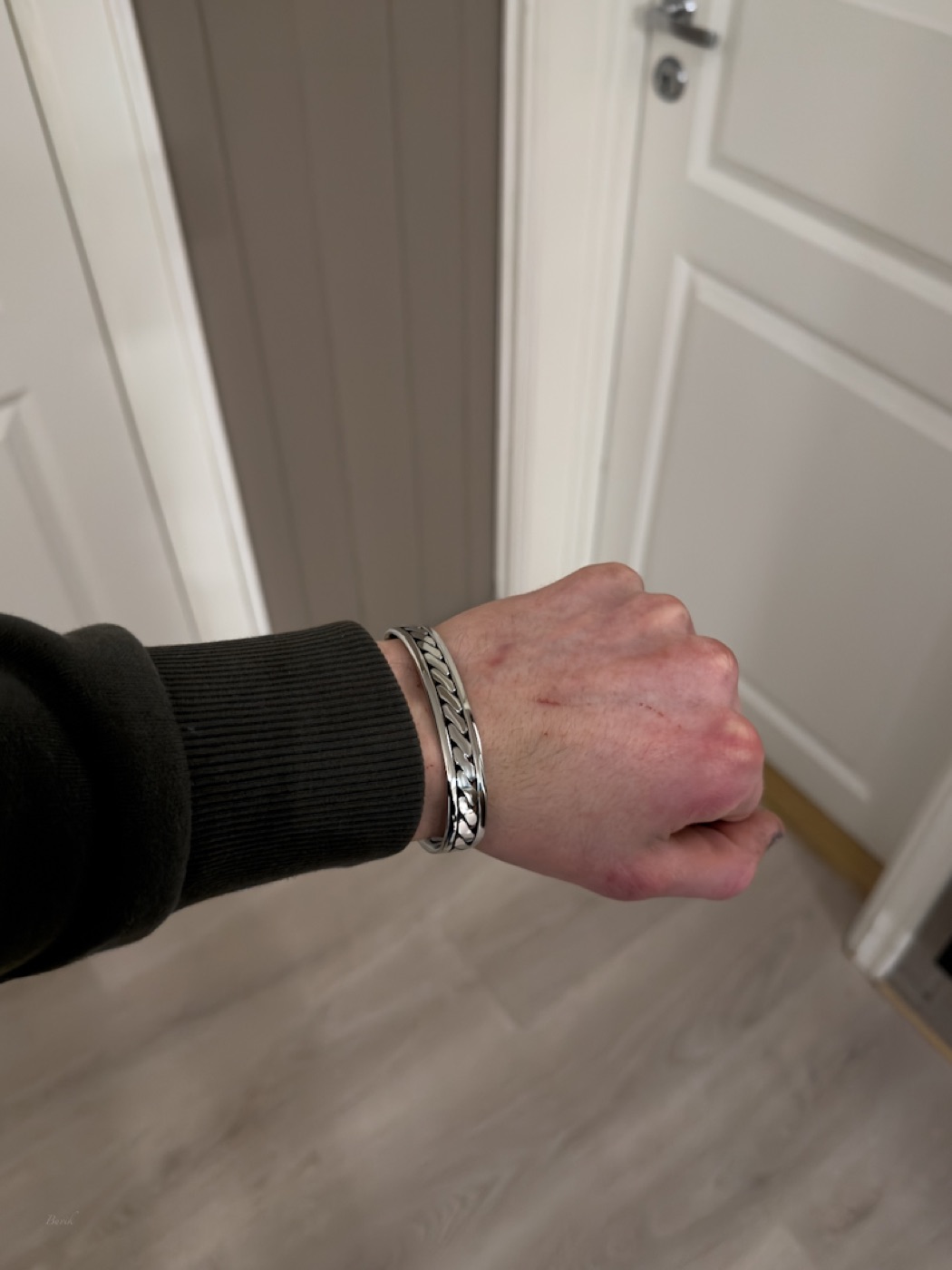 Håndlaget metallarmbånd vist på håndledd