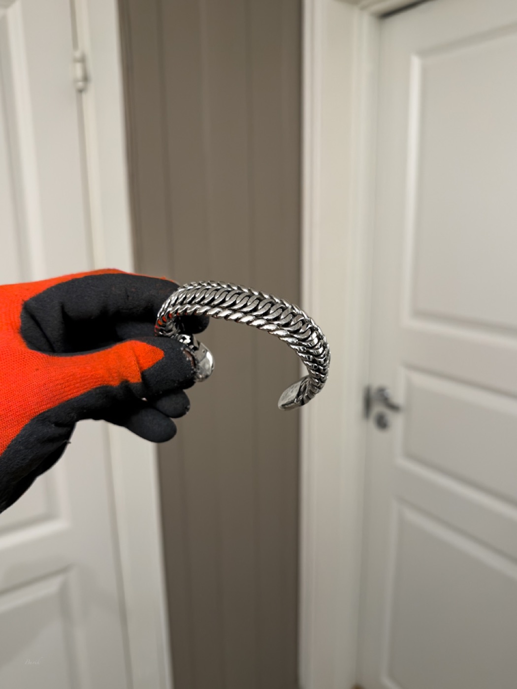 Detalj av håndlaget metallarbeid i liten skala