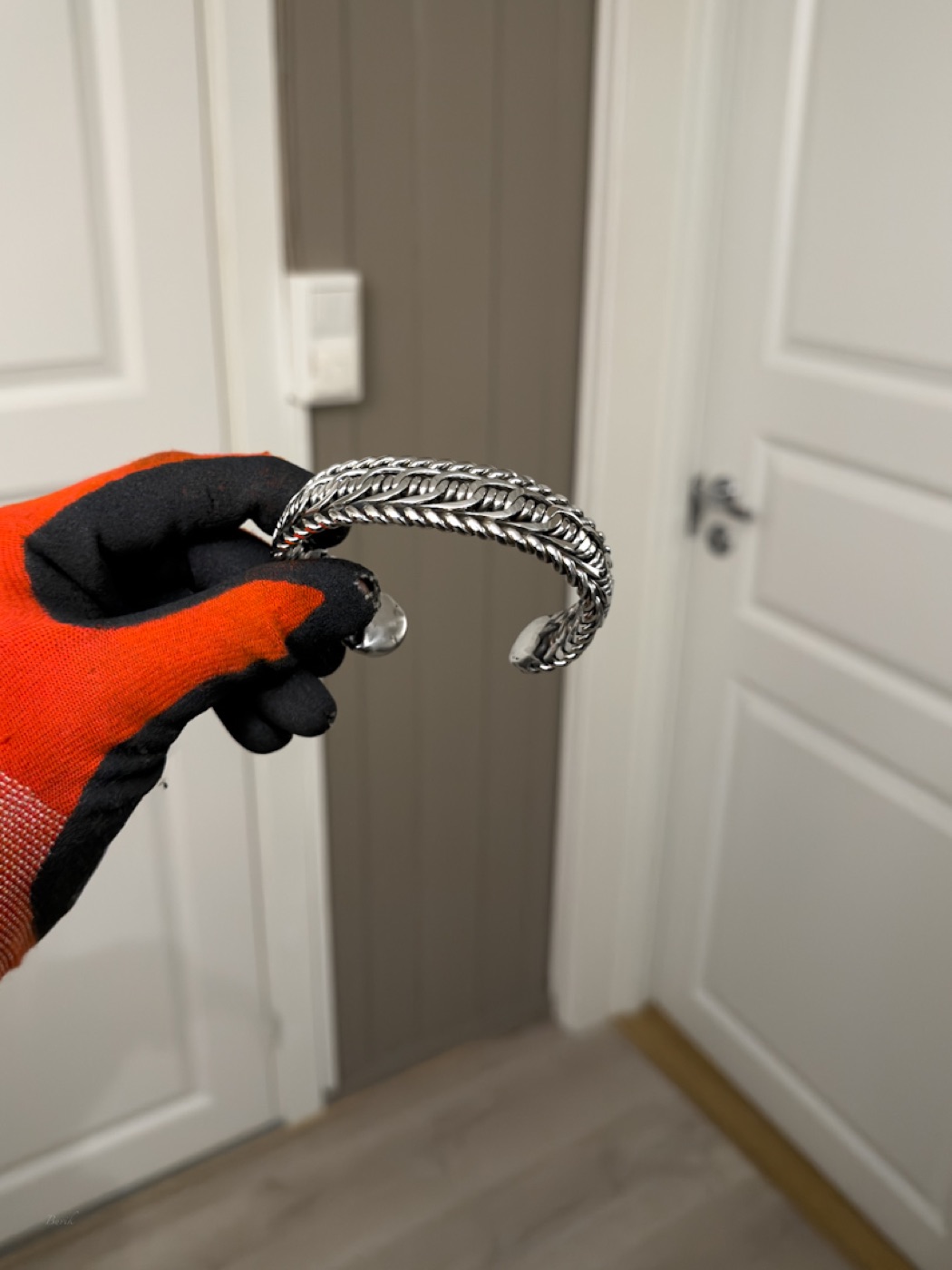 Håndlaget armbånd med flettet metallmønster