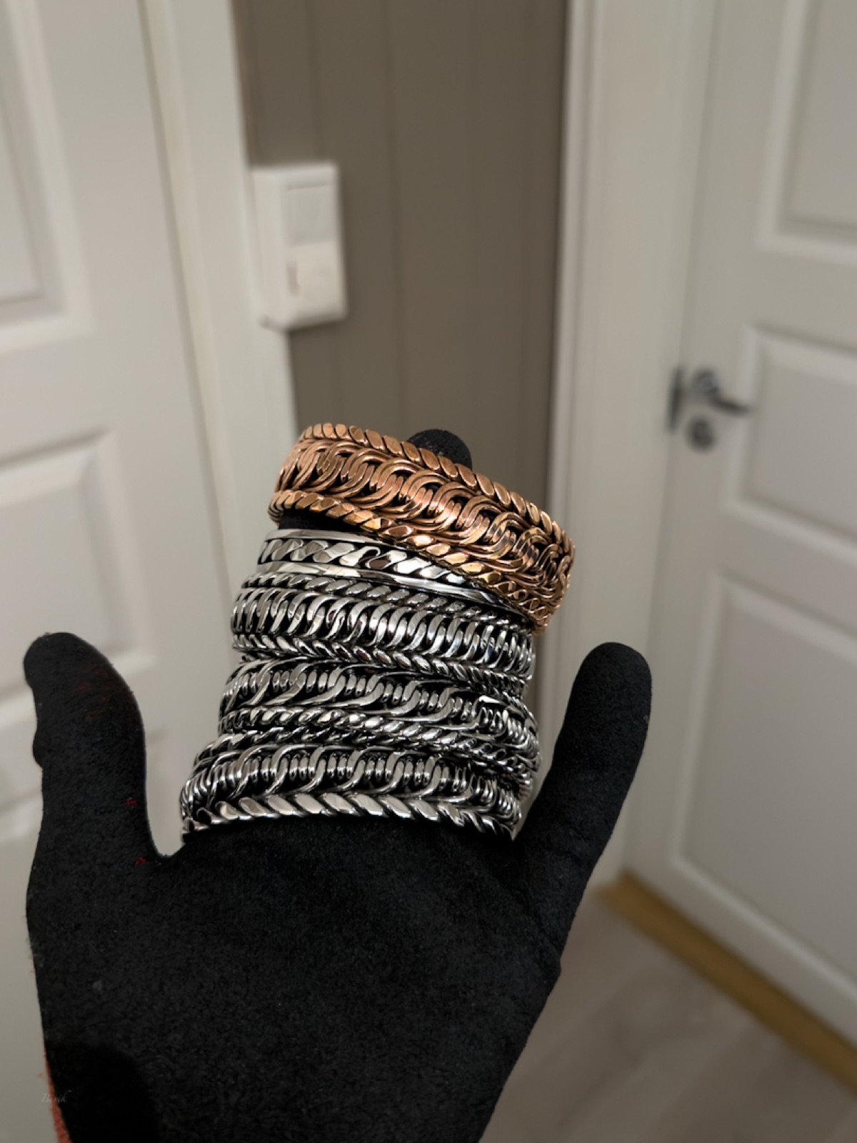 Utvalg håndlagde metallarmbånd vist samlet